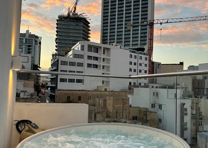 아파트 Paceville Sea View Penthouse With Jacuzzi!