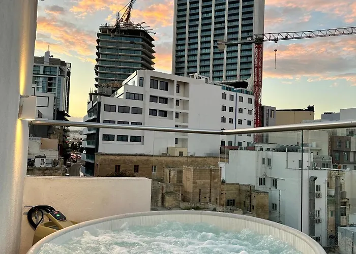 아파트 Paceville Sea View Penthouse With Jacuzzi!